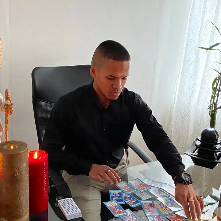 Maestro Miguel Ángel Ruiz en su consultorio